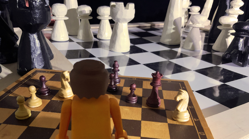 Schachbrett, Schachfiguren und Playmobilfigur